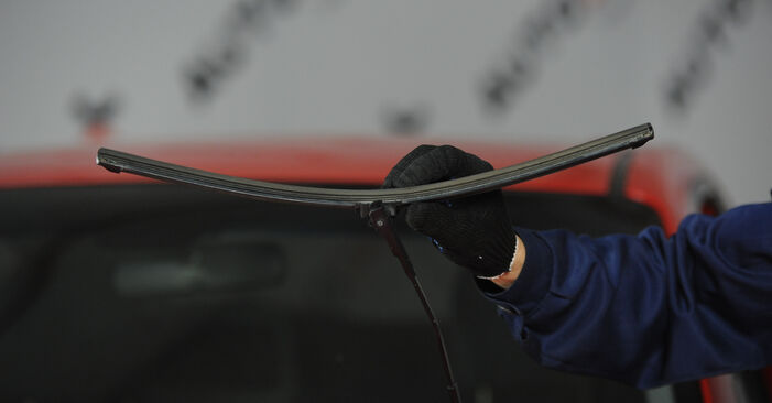 Sustitución de Escobillas de Limpiaparabrisas en un Mazda 6 GG 1.8 2004: manuales de taller gratuitos