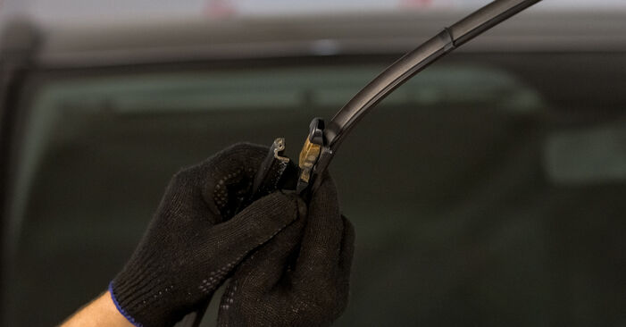 Changing Wiper Blades on MERCEDES-BENZ CLS (C219) CLS 350 3.5 (219.357) 2007 by yourself