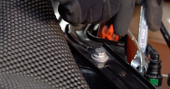 Udskiftning af Brændstoffilter på FIAT LINEA ved gør-det-selv indsats