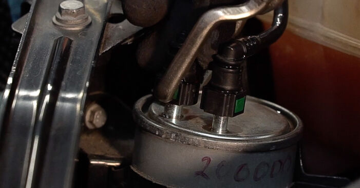 Cómo reemplazar Filtro de Combustible en un FIAT Croma Furgón (194) 1.9 MJTD (194AXB1B) 2007 - manuales paso a paso y guías en video