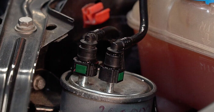 Cómo cambiar Filtro de Combustible en un FIAT Bravo II Kastenwagen (198) 2008 - Manuales en PDF y en video gratuitos