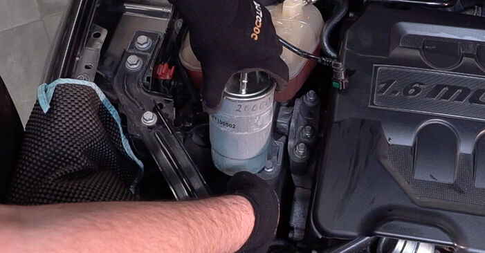 Trocar Filtro de Combustível no FIAT Bravo II Van (198) 1.6 JTD Multijet (198AXH1B) 2011 por conta própria