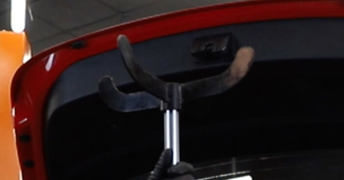 Hinweise des Automechanikers zum Wechseln von SEAT Leon Schrägheck (1P1) 2.0 TDI 2011 Heckklappendämpfer