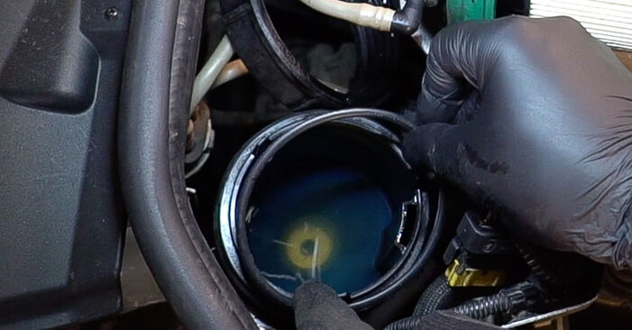 Wie schmierig ist es, selber zu reparieren: Kraftstofffilter beim Fiat Ducato 244 2.8 TD 2008 wechseln – Downloaden Sie sich Bildanleitungen