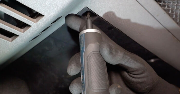 Wymiana Filtr powietrza kabinowy VW Amarok 2H 2.0 BiTDI 4motion 2010 - darmowe instrukcje PDF i wideo