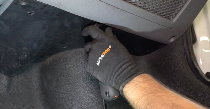 VW TRANSPORTER 2.0 TDI Pollen Filter replacement: online guides and video tutorials