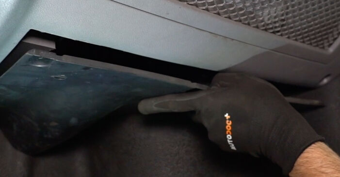 Jak wymienić Filtr powietrza kabinowy VW Amarok Burtowy Ciężarówka / Podwozie (S1B, S6B, S7B) 2.0 BiTDI 2012 - instrukcje krok po kroku i filmiki instruktażowe