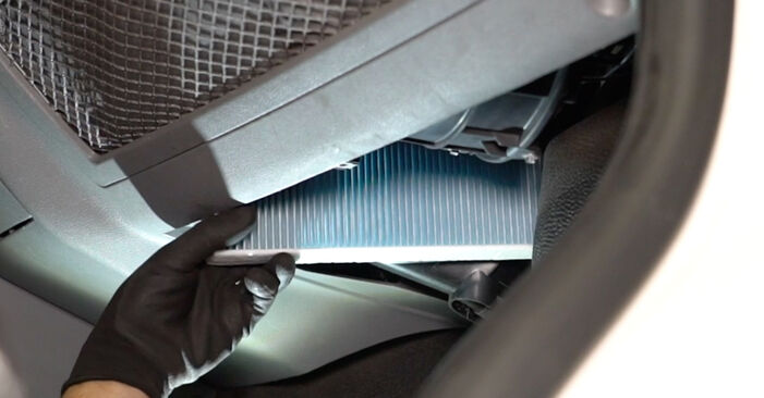 Wie man Innenraumfilter beim VW Amarok Pritsche / Fahrgestell (S1B, S6B, S7B) 2016 auswechselt – Downloaden Sie sich PDF-Tutorials und Videoanleitungen herunter