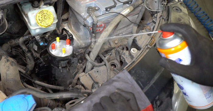 Comment changer Filtre à Carburant sur VW MULTIVAN - trucs et astuces