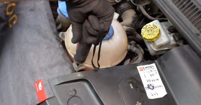 Hvordan man fjerner VW MULTIVAN Brændstoffilter - nem at følge online instruktioner
