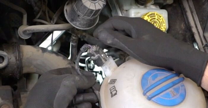 Hvordan man udskifter Brændstoffilter på VW MULTIVAN - gratis PDF og video manualer