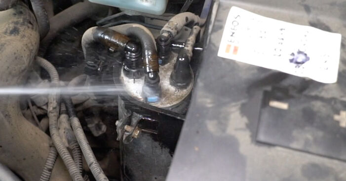 Udskiftning af Brændstoffilter på VW MULTIVAN ved gør-det-selv