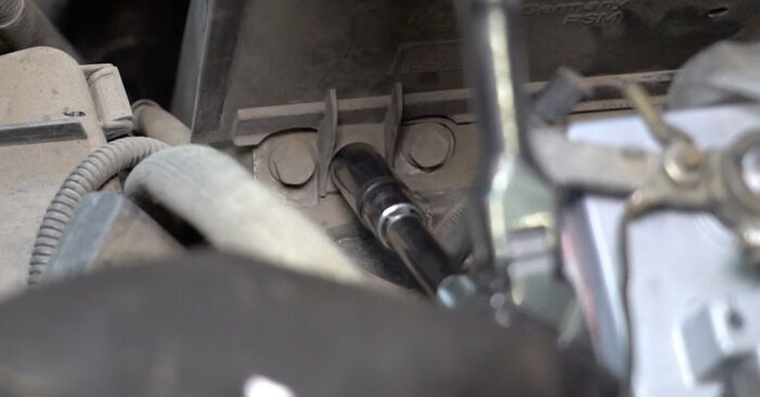 Hvor svært er det at gør-det-selv: Brændstoffilter udskiftning på VW MULTIVAN - hent illustreret vejledning
