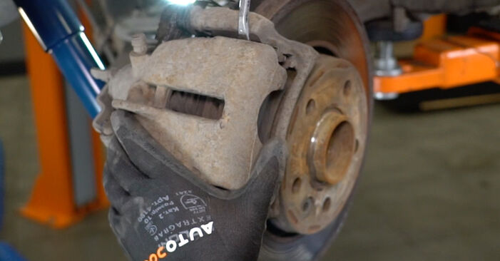 Wie kompliziert ist es, selbst zu reparieren: Bremsscheiben am VW T5 Pritsche 2.5 TDI 2009 ersetzen – Laden Sie sich illustrierte Wegleitungen herunter