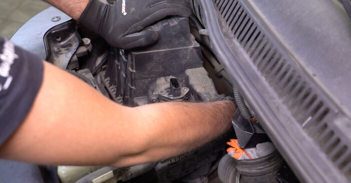 Tauschen Sie Luftfilter beim VW T5 Pritsche 2013 2.5 TDI selber aus