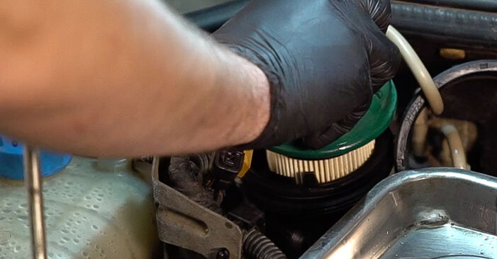FIAT STRADA Brændstoffilter trin-for-trin udskiftnings manual