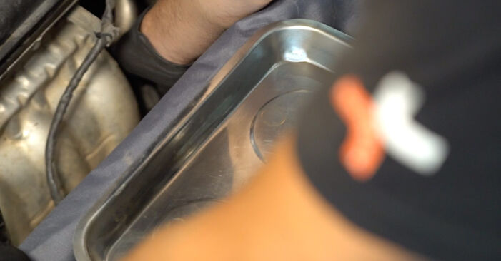 Wie kompliziert ist es, selbst zu reparieren: Ölfilter am Volvo XC70 Kombi 2.4 D 2013 ersetzen – Laden Sie sich illustrierte Wegleitungen herunter
