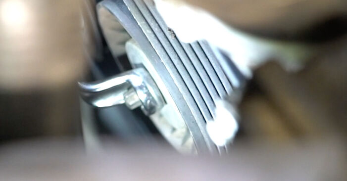 Wie schmierig ist es, selber zu reparieren: Keilrippenriemen beim Mercedes S204 C 180 CGI 1.8 (204.249) 2013 wechseln – Downloaden Sie sich Bildanleitungen