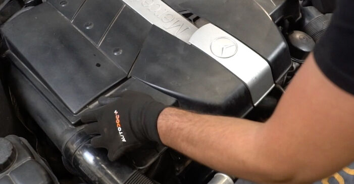 Ako vymeniť Klinový rebrovaný remen na Mercedes S212 2009 – bezplatné PDF a video návody.