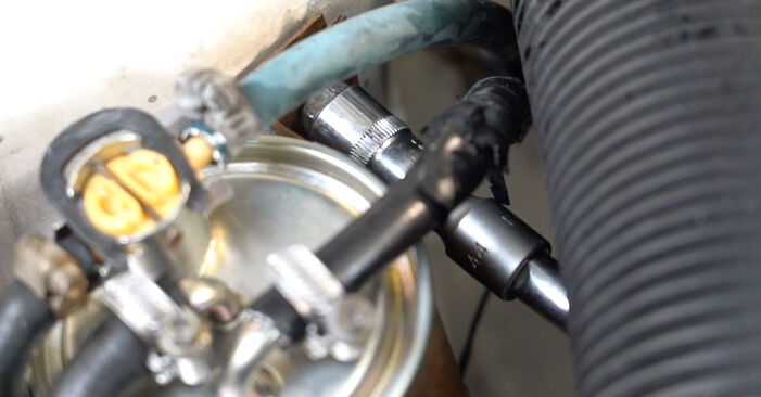 Cómo reemplazar Filtro de Combustible en un VW Transporter IV Furgón (70A, 70H, 7DA, 7DH) 2.5 TDI 1991 - manuales paso a paso y guías en video