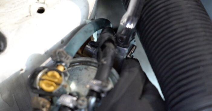 Cómo reemplazar Filtro de Combustible en un VW Golf IV Cabrio (1E) 1.6 1999 - manuales paso a paso y guías en video