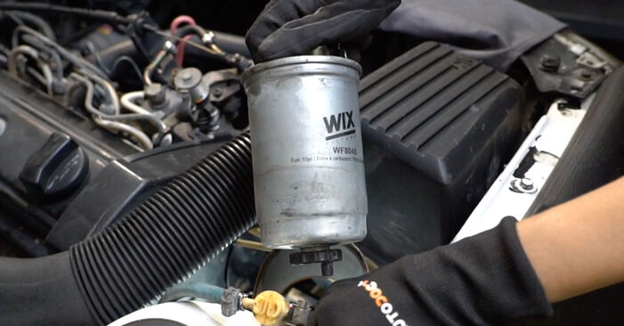 Wie kompliziert ist es, selbst zu reparieren: Kraftstofffilter am VW Polo 2 86C 1.3 1991 ersetzen – Laden Sie sich illustrierte Wegleitungen herunter