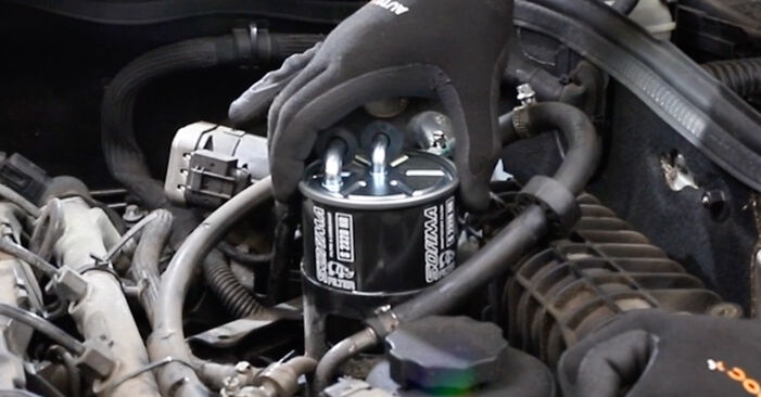 2013 Mercedes Sprinter 4,6-t Van 424 (906.655, 906.657, 906.653) Filtr paliwa instrukcja wymiany krok po kroku