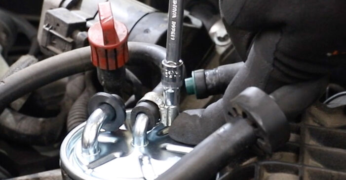 Tauschen Sie Kraftstofffilter beim Mercedes W463 Cabrio 1999 350 G 3.5 Turbo Diesel (463.300) selber aus