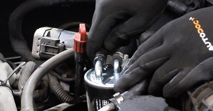 Hvordan skifte Drivstoffilter på MERCEDES-BENZ G-Klasse SUV Cabrio (W463) 2001 – tips og triks