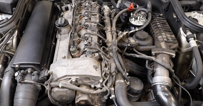 Wie man MERCEDES-BENZ G-Klasse SUV Cabrio (W463) 350 G 3.5 Turbo Diesel (463.300) 1990 Kraftstofffilter austauscht - Schrittweise Handbücher und Videowegleitungen