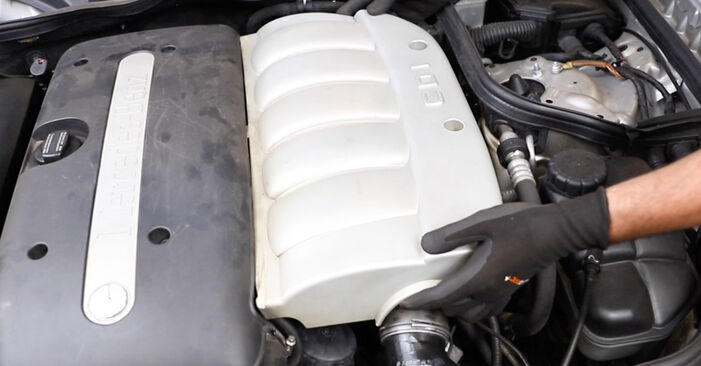 Bytte Mercedes W463 Cabrio G 300 3.0 Turbo Diesel (463.308) 1991 Drivstoffilter: gratis verkstedsveiledning