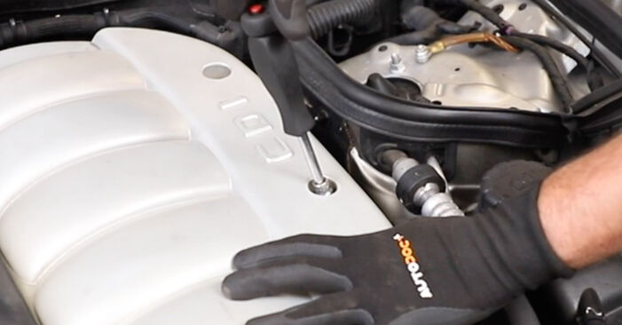 Wechseln Sie Kraftstofffilter beim MERCEDES-BENZ G-Klasse SUV Cabrio (W463) 300 GD (463.307) 1992 selbst aus