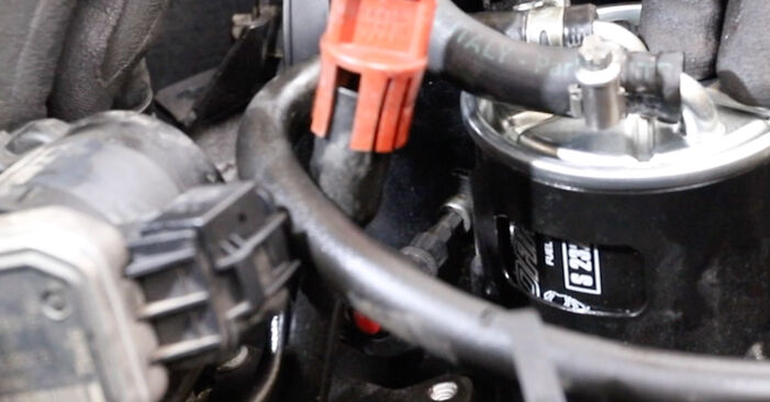 Cómo cambiar Filtro de Combustible en un Mercedes Sprinter 3t Furgón 2006 - Manuales en PDF y en video gratuitos
