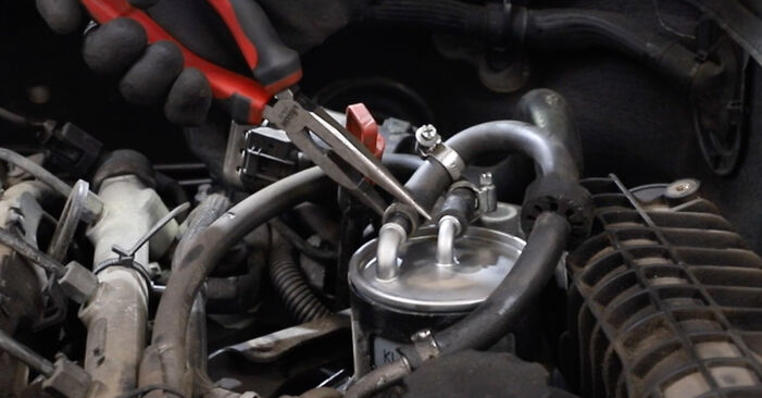Jak wymienić Filtr paliwa w MERCEDES-BENZ CLK Cabrio (A209) CLK 280 3.0 (209.454) 2008: pobierz instrukcje PDF i instrukcje wideo
