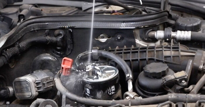 Substituir Filtru combustibil MERCEDES-BENZ Clasa C Sedan (W203) C 220 CDI (203.008) 2006 - tutorialul online