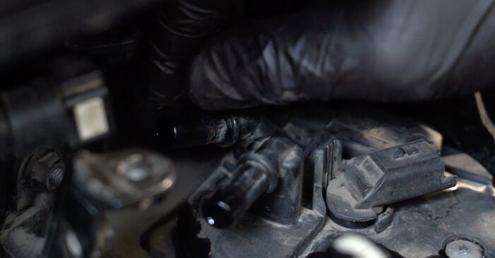 Wie man Kraftstofffilter beim FORD Fiesta Mk6 Kastenwagen 2014 auswechselt – Downloaden Sie sich PDF-Tutorials und Videoanleitungen herunter