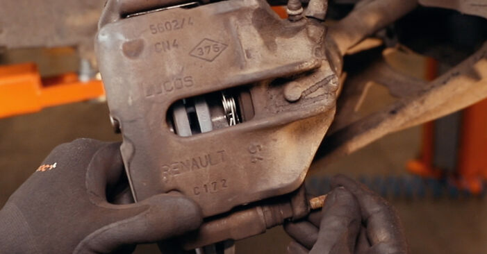 Wie lange braucht der Teilewechsel: Bremsscheiben am Renault Megane II Kombi 2004 - Einlässliche PDF-Wegleitung