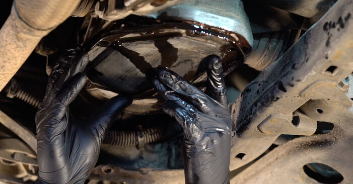 Wie schmierig ist es, selber zu reparieren: Getriebeöl und Verteilergetriebeöl beim Opel Kadett E Caravan 1.3 S (C15, C35, D15, D35) 1990 wechseln – Downloaden Sie sich Bildanleitungen