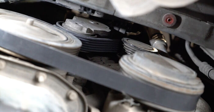 Ako vymeniť Klinový rebrovaný remen na FORD Fiesta Mk6 Van 2014: stiahnite si PDF návody a video inštrukcie.