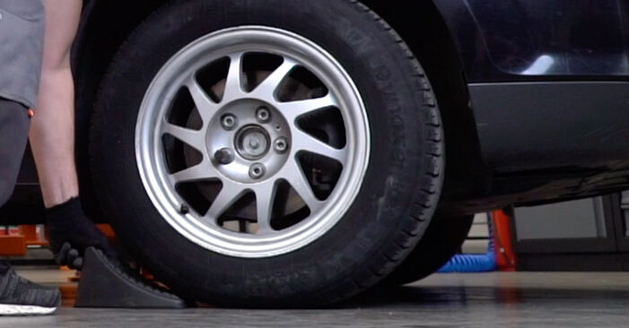 Wymiana Klocki Hamulcowe Ford Grand Tourneo Connect 1.5 TDCi 2013 - darmowe instrukcje PDF i wideo