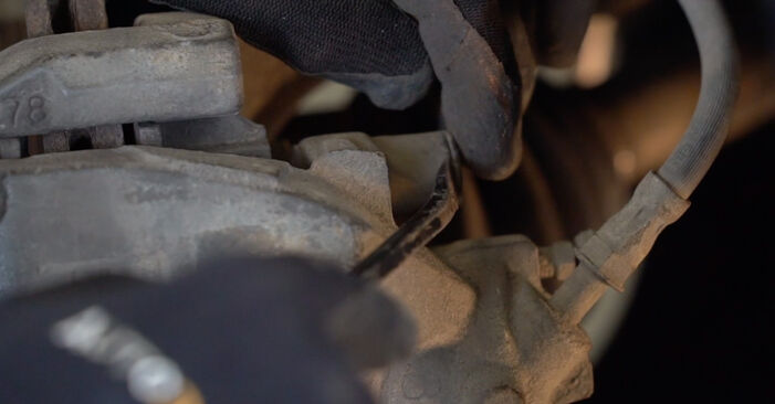 Wie kompliziert ist es, selbst zu reparieren: Bremsbeläge am Ford Grand Tourneo Connect 1.6 TDCi 2019 ersetzen – Laden Sie sich illustrierte Wegleitungen herunter