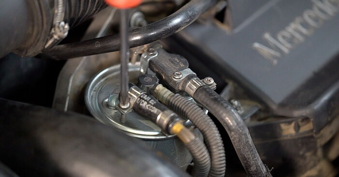 Wie man Kraftstofffilter am Mercedes W414 2002 ersetzt - Kostenfreie PDF- und Videotipps