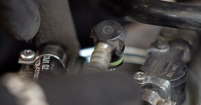 Mercedes W414 1.9 (414.700) 2004 Kraftstofffilter wechseln: Kostenfreie Reparaturwegleitungen
