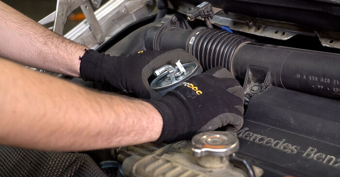 Kraftstofffilter beim MERCEDES-BENZ V-CLASS V 230 2.3 Turbo Diesel (638.274) 2003 selber erneuern - DIY-Manual