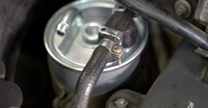 Mudar Filtro de Combustível no Mercedes W638 1996 não será um problema se você seguir este guia ilustrado passo a passo