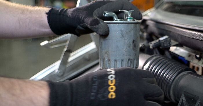 Vanskelighetsgrad: Bytte av Drivstoffilter på Mercedes Sprinter 4t 413 CDI (904.663, 904.662) 2002 – last ned illustrert veiledning