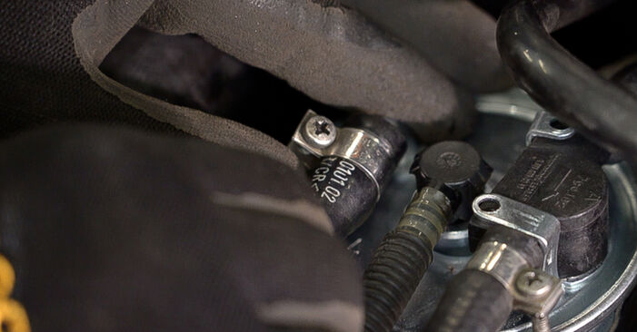 Reemplace Filtro de Combustible en un Mercedes Sprinter 2t 2005 208 CDI (901.661, 901.662, 902.661, 902.662) usted mismo