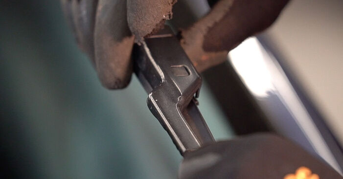 Schimbare Lamela stergator Peugeot 208 Van 1.6 HDi 92 2014: manualele de atelier gratuite