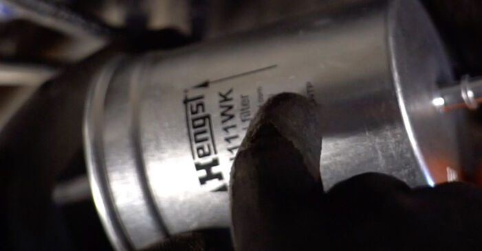 Wie schmierig ist es, selber zu reparieren: Kraftstofffilter beim Scirocco 3 2.0 TDI 2014 wechseln – Downloaden Sie sich Bildanleitungen