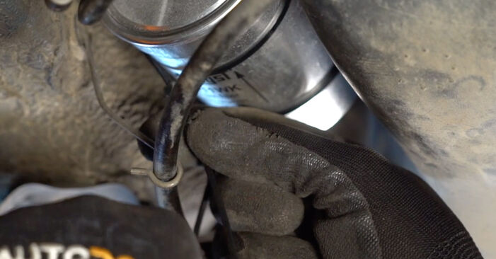 Wie lange braucht der Teilewechsel: Kraftstofffilter am VW Golf 6 Cabrio 2013 - Einlässliche PDF-Wegleitung